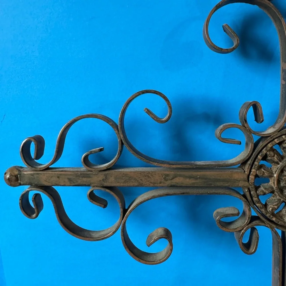 Elegant Vintage Rustic Metal Wall Cross Decor